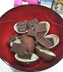 耐熱皿にチョコエッグとブラックチョコレートを入れる