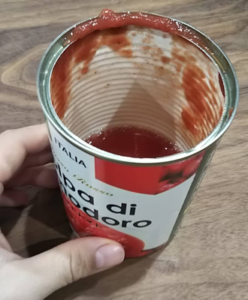 トマト缶に水を入れている