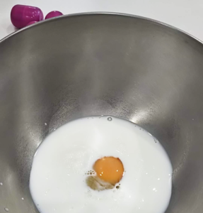 ボールに卵と牛乳を入れる