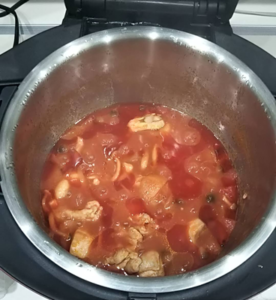 ホットクックで鶏肉とトマト煮込みを作っている