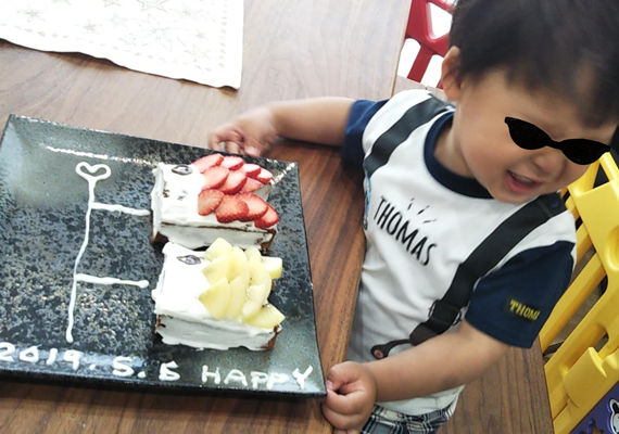 2歳の息子と鯉のぼりケーキ