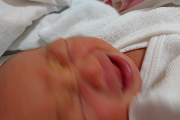 新生児が泣いている写真