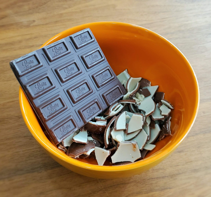 チョコエッグのチョコとブラックチョコレートを砕いた写真