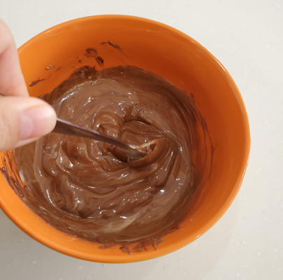 チョコエッグのチョコをまぜて溶かしている