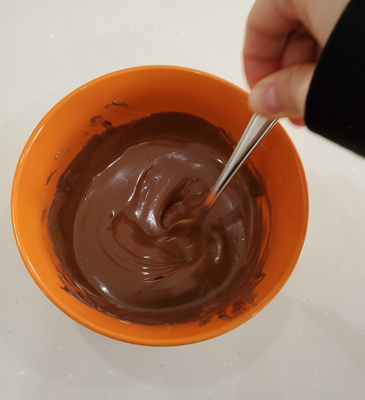 チョコエッグのチョコをまぜて溶かしきった