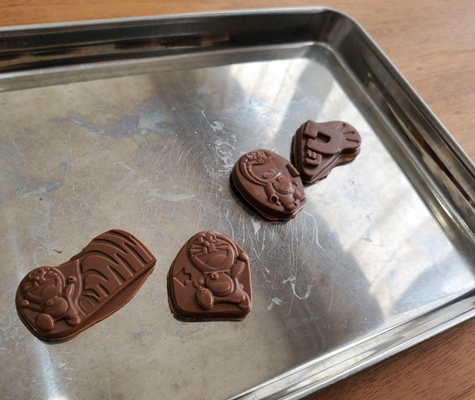 チョコエッグのチョコを溶かしてドラえもん型に固めた写真