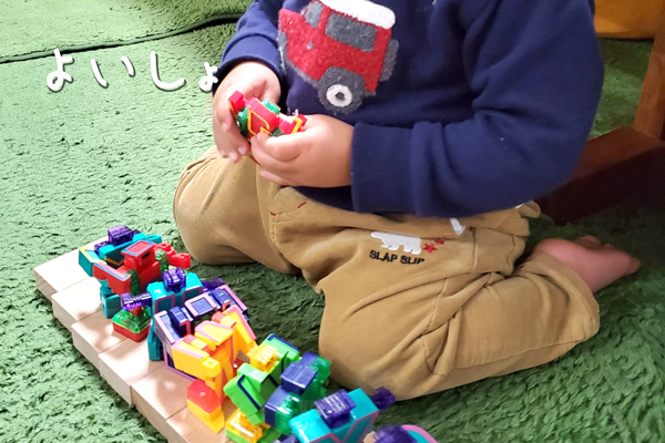 アルファベット トランスフォーマーロボットで遊ぶ2歳児