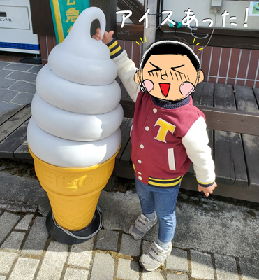 軽井沢銀座のアイスを楽しむ子供