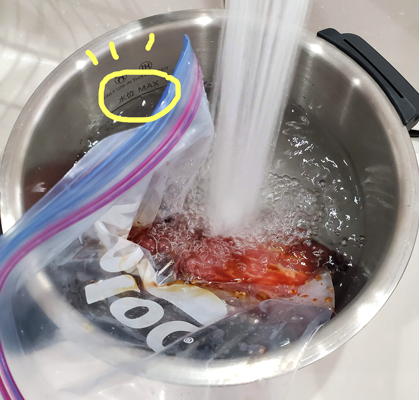 ホットクックの内鍋に水を入れている写真