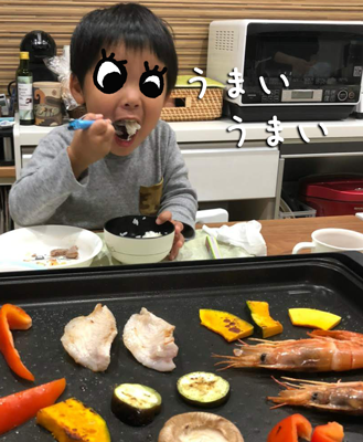 パナソニックのIHホットプレート(KZ-HP1100)ので焼き肉を子供がモリモリ食べている写真
