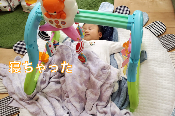 ｢うちの赤ちゃん世界一全身の知育メリー&ジム｣で眠る赤ちゃん