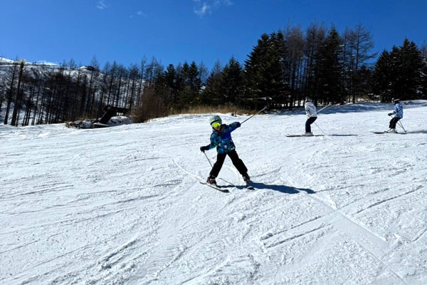 車山高原スキー場を滑る小学生