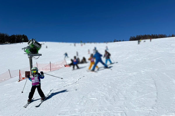 車山高原スキー場でスクールレッスンを受ける小学生