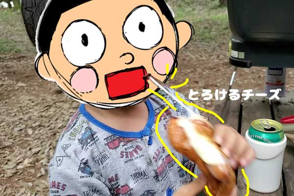 カートンドッグを子供が食べている写真