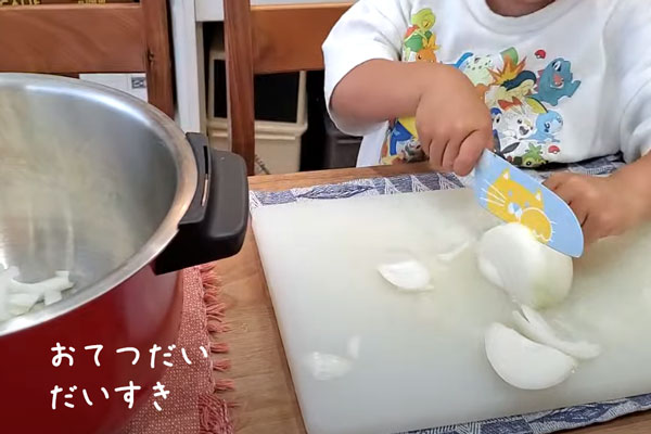 包丁でたまねぎを切る幼児