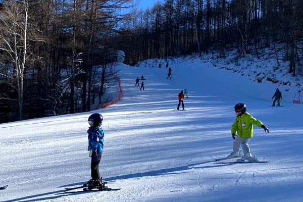 シャトレーゼスキーバレー野辺山のバレーコースを楽しむ子供達