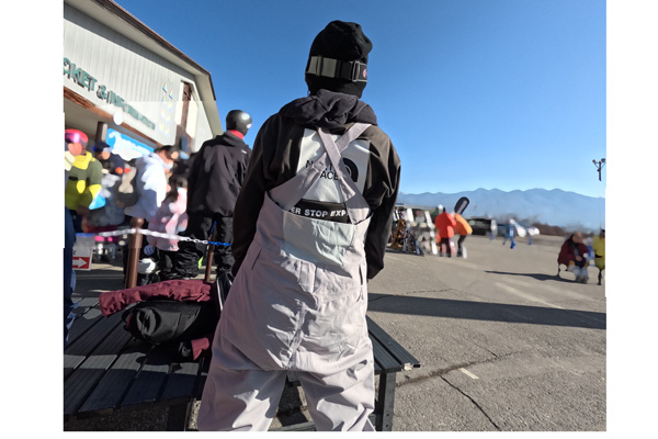 スノボのビブパンツ着ている写真(後ろ姿)