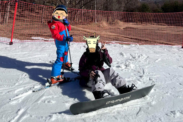 雪山で子供と一緒に撮った写真ビブパンツ履いてる